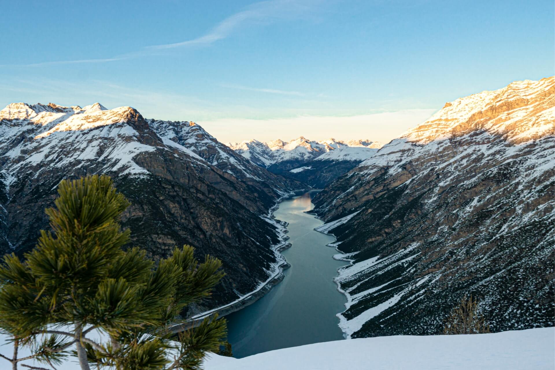 passeggiata al lago di livigno in inverno