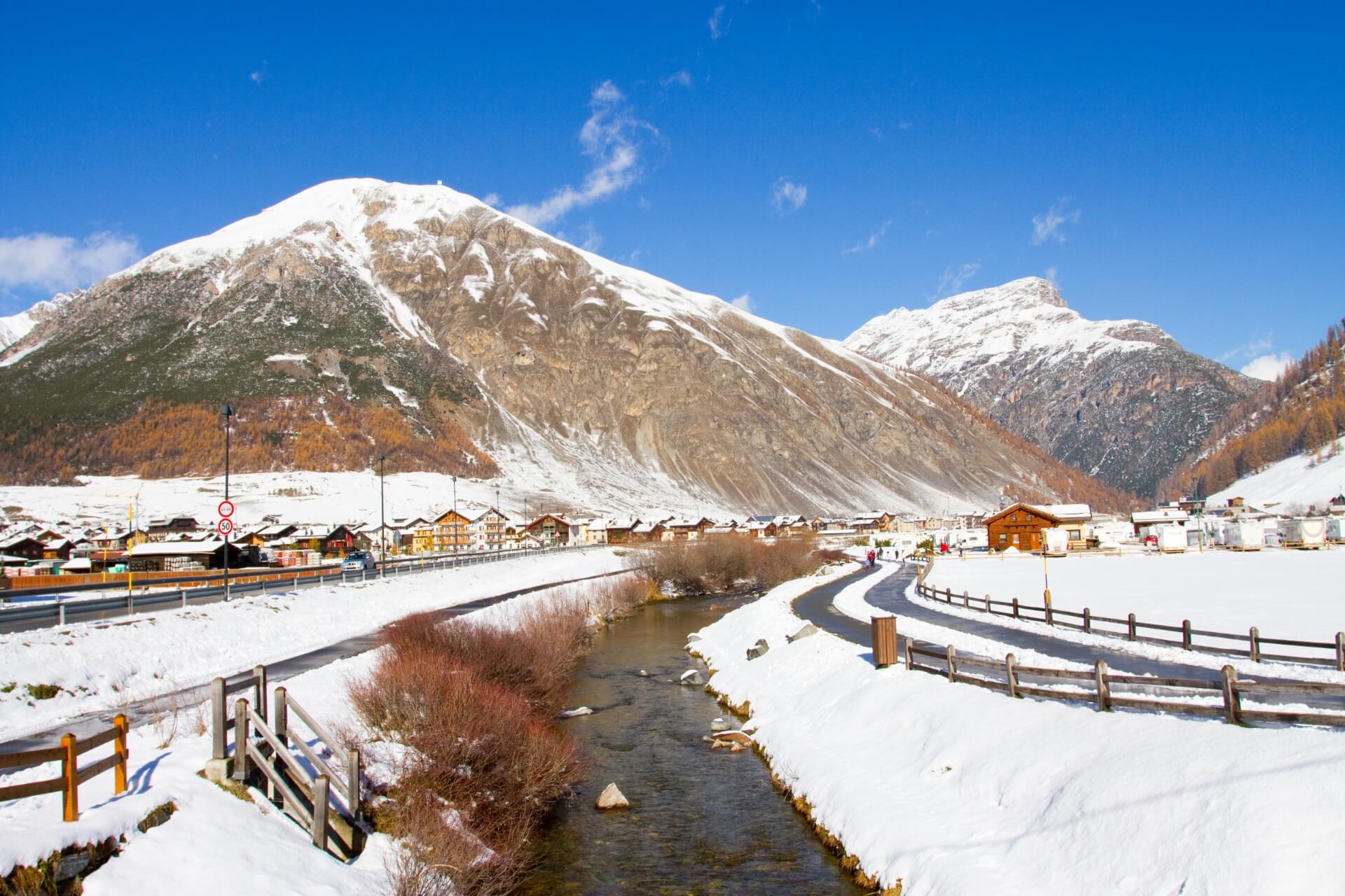 pista ciclabile di livigno in inverno per passeggiate invernali in montagna